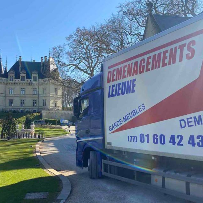 Camion de déménagement stationné devant un château lors d’un déménagement longue distance avec Accordem