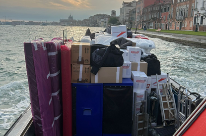 bateau de déménagement Accordem sur l'eau à Venise