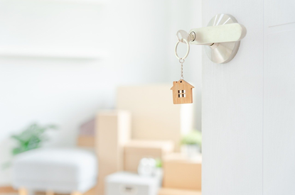 photo d'une porte d'appartement entre ouverte laissant voir des cartons de déménagement Accordem