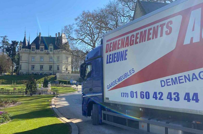 Camion de déménagement stationné devant un château lors d’un déménagement longue distance avec Accordem