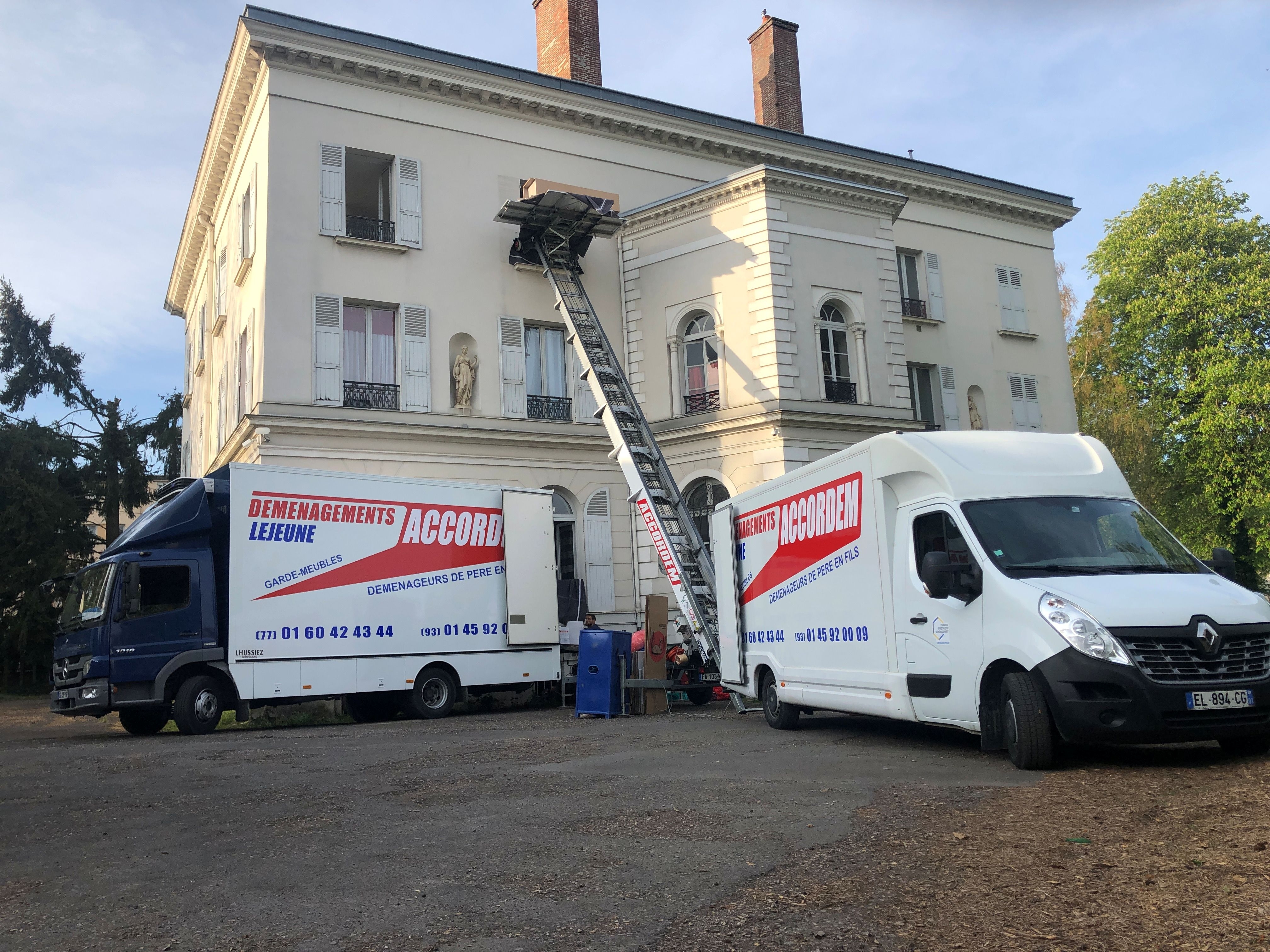 Camion et utilitaire Accordem en intervention avec un monte-meubles devant un immeuble lors d’un déménagement